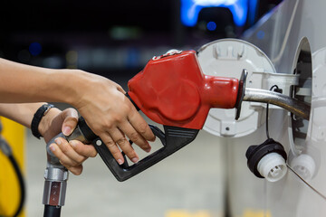 ガソリンスタンドで給油しているイメージ