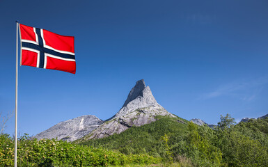 Stetinden Norwegischer Nationalberg in Nordland mit norwegischer Nationalflagge