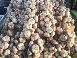 Marktstand mit Knoblauch in Südfrankreich