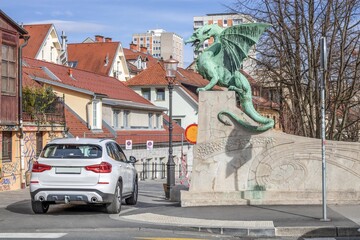 ljubljana, slowenien - stadtbild mit skulptur eines geflügelten drachen