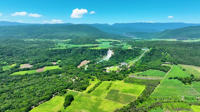 Zona verde con vegetaci&oacute;n mixta y colinas
Vista a&eacute;rea de campo abierto y bosque