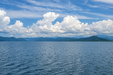 Obraz premium 琵琶湖の風景 船上から望む夏の湖上