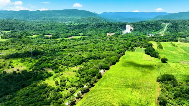 Vista a&eacute;rea de campo abierto y bosque con cascada