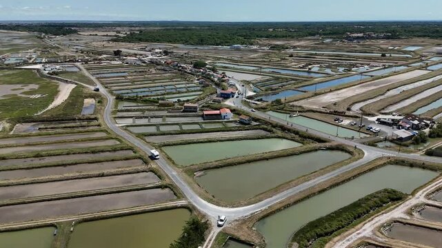 Vid&eacute;o a&eacute;rienne des marais de Salamine situ&eacute;s en bord de mer &agrave; l'est des Allards, commune de Dolus d'Ol&eacute;ron. Travelling vers l'avant.
