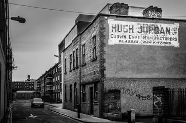Obraz premium Vintage Urban Scene in Dublin with Historic Building