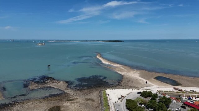 Pointe de la Fum&eacute;e &agrave; Fouras (Charente-Maritime). Travelling descendant montrant l'Ile d'Aix et une pointe de sable qui &eacute;merge de l'oc&eacute;an.