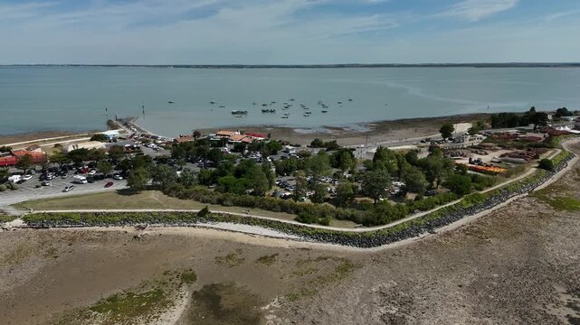 Pointe de la Fum&eacute;e &agrave; Fouras (Charente-Maritime). Travelling lat&eacute;ral gauche montrant l'embarcad&egrave;re, le parking et les commerces.