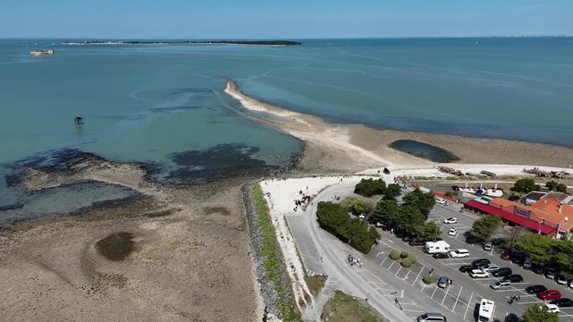 Pointe de la Fum&eacute;e &agrave; Fouras (Charente-Maritime). Travelling circulaire sur 180&deg; entre l'Ile d'Aix, l'embarcad&egrave;re et l'isthme qui relie la pointe au continent.