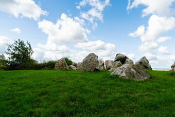 Ohne Sonne liegen die unregelmäßig geformten Steine des Großsteingrabs St. Anneberg scheinbar...