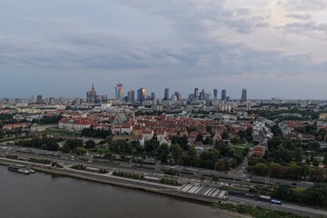 Widok z drona na centrum Warszawy, wieżowce, na przodzie widać stare miasto z pięknymi starymi budynkami  ceramicznymi dachami  © Arkadiusz