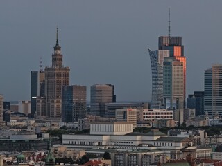 widok na centrum Warszawy, zbliżenie na wieżowce i drapacze chmur, widok z drona © Arkadiusz