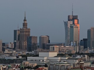 widok na centrum Warszawy, zbliżenie na wieżowce i drapacze chmur, widok z drona © Arkadiusz