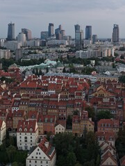 Widok z drona na centrum Warszawy, wieżowce, na przodzie widać stare miasto z pięknymi starymi budynkami  ceramicznymi dachami  © Arkadiusz