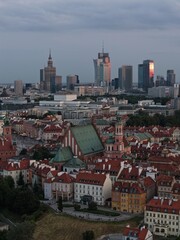 Widok z drona na centrum Warszawy, wieżowce, na przodzie widać stare miasto z pięknymi starymi budynkami  ceramicznymi dachami  © Arkadiusz