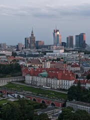 Widok z drona na centrum Warszawy, wieżowce, na przodzie widać stare miasto z pięknymi starymi budynkami  ceramicznymi dachami  © Arkadiusz