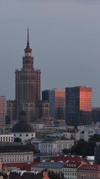 widok na centrum Warszawy, zbliżenie na wieżowce i drapacze chmur, widok z drona