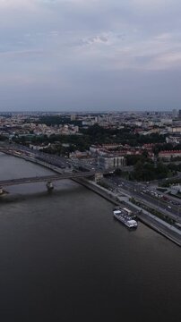 widok z drona na Warszawę, zielone wybrzeże rzeki Wisła, mosty, i zabudowania