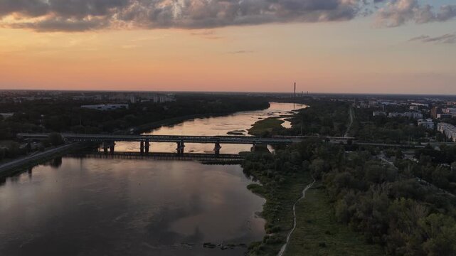 widok z drona na Warszawę, zielone wybrzeże rzeki Wisła, mosty, i zabudowania