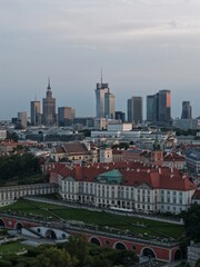 Widok z drona na centrum Warszawy, wieżowce, na przodzie widać stare miasto z pięknymi starymi budynkami  ceramicznymi dachami  © Arkadiusz