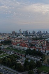 Widok z drona na centrum Warszawy, wieżowce, na przodzie widać stare miasto z pięknymi starymi budynkami  ceramicznymi dachami  © Arkadiusz