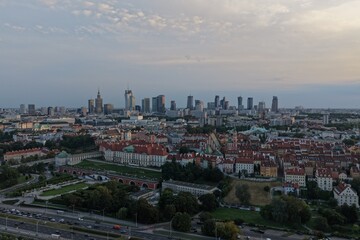 Widok z drona na centrum Warszawy, wieżowce, na przodzie widać stare miasto z pięknymi starymi budynkami  ceramicznymi dachami  © Arkadiusz