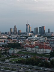 Widok z drona na centrum Warszawy, wieżowce, na przodzie widać stare miasto z pięknymi starymi budynkami  ceramicznymi dachami  © Arkadiusz