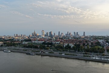 Widok z drona na centrum Warszawy, wieżowce, na przodzie widać stare miasto z pięknymi starymi budynkami  ceramicznymi dachami  © Arkadiusz