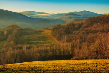 Widok na główne pasmo Gór Kaczawskich - z lewej Baraniec i Skopiec a z prawej Okole. © Pol Badger