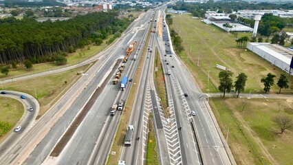 Transito com varios carros e caminhoes na dutra em movimento intenso, com fundo desfocado e imagem...