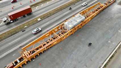 Transito com varios carros e caminhoes na dutra em movimento intenso, com fundo desfocado e imagem...