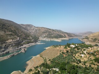 Obraz premium defaultDrone sobre el Embalse de Canales, reflejos y montañas de Andalucía