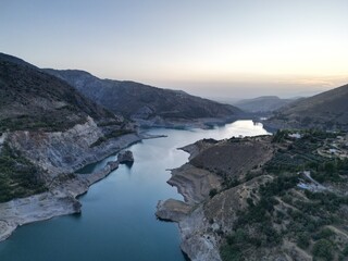 Obraz premium defaultDrone sobre el Embalse de Canales, reflejos y montañas de Andalucía