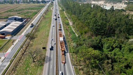 Transito com varios carros e caminhoes na dutra em movimento intenso, com fundo desfocado e imagem...