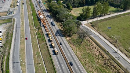 Transito com varios carros e caminhoes na dutra em movimento intenso, com fundo desfocado e imagem...