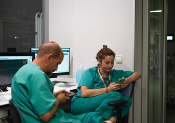 Obraz premium Doctors using smartphones in hospital room
