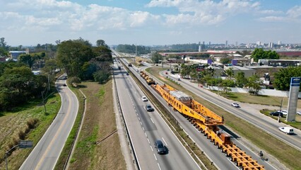 Transito com varios carros e caminhoes na dutra em movimento intenso, com fundo desfocado e imagem aerea.