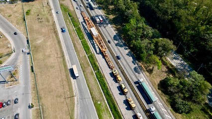 Transito com varios carros e caminhoes na dutra em movimento intenso, com fundo desfocado e imagem...