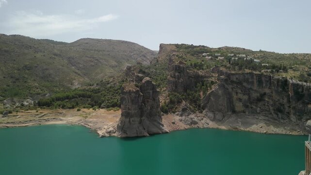 Metraje a&eacute;reo cinematogr&aacute;fico del embalse de Canales en G&uuml;&eacute;jar Sierra