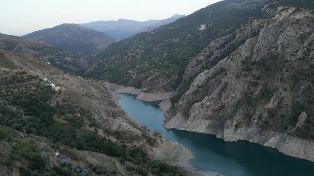 Metraje a&eacute;reo cinematogr&aacute;fico del embalse de Canales en G&uuml;&eacute;jar Sierra