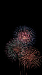 真夏の夜空に咲き誇る色鮮やかな日本の打ち上げ花火を描いた幻想的な風景。夏祭り、観光、夜景、花火大会、光の演出、背景素材、印刷物やデジタル媒体の装飾にも利用可能。