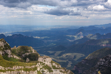 Fototapeta premium Vista panorâmica do vale e das montanhas da Serra Catarinense a partir de um ponto de observação elevado, Brasil