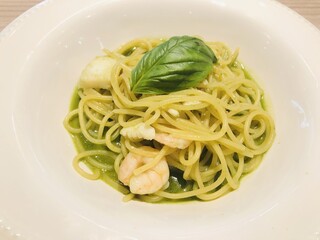 バジルの葉をトッピングしたシーフードのジェノベーゼパスタ