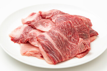 白皿に乗った牛肉　白バック