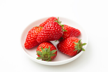 皿に乗った苺　白バック