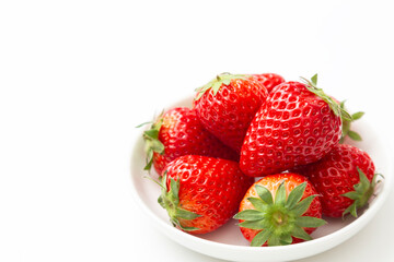 皿に盛られたいちご　白バック