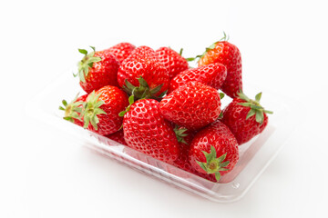 パックに入った苺　白バック