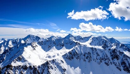 Naklejka premium Snowy mountain peaks under a vibrant blue sky