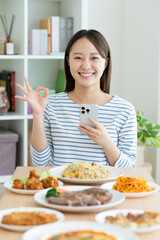 食べ物をスマホで検索する若い女性