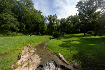 Naklejka premium stream path in the park