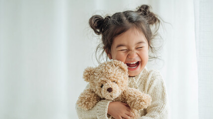 幸せそうに顔をくしゃくしゃにして爆笑するアジア系・日本人の女の子とテディベア、明るい自然光のスタジオポートレート, 優しい時間, 友情, 癒し